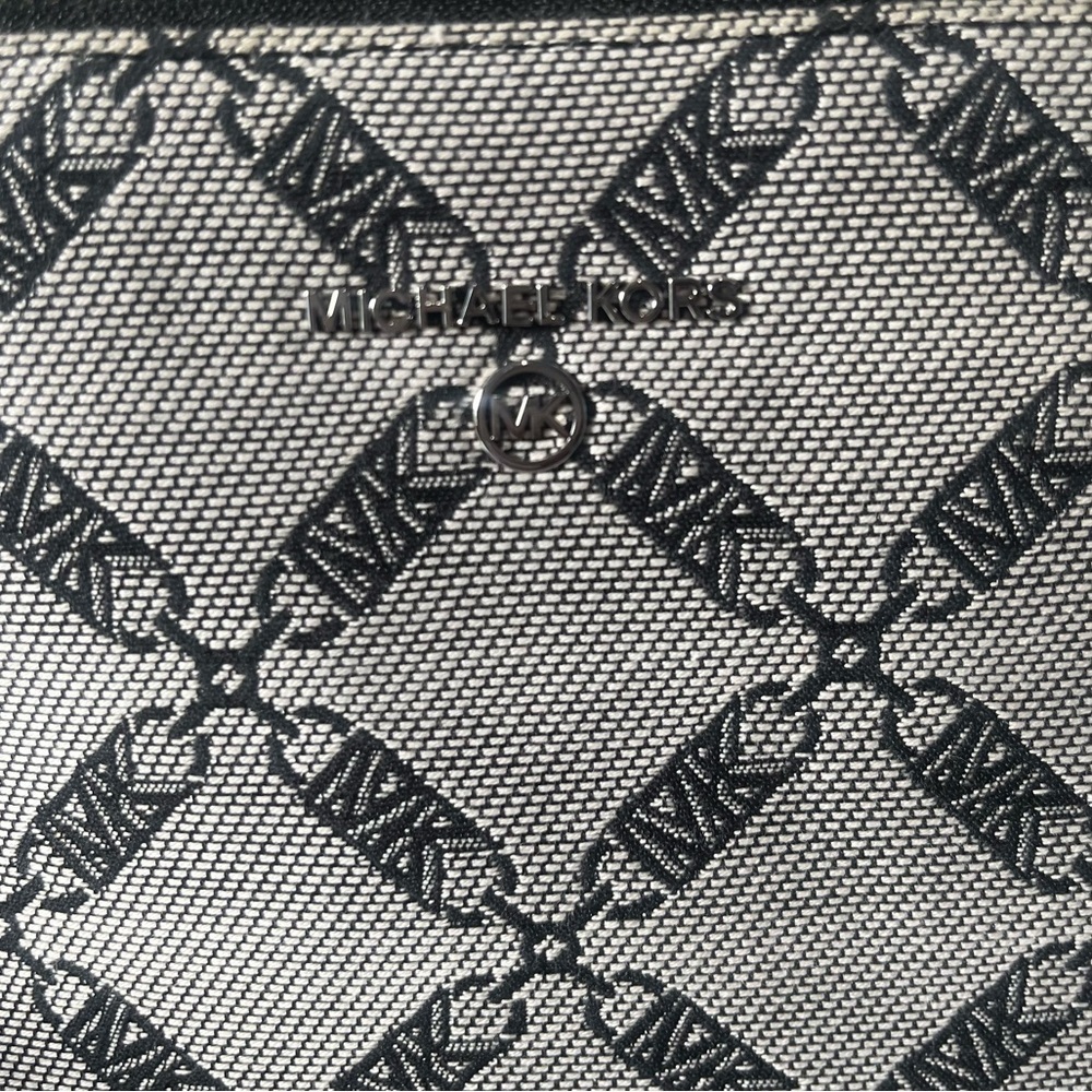 MICHAEL KORS-NWT Jet Set Charm Black Crossbody Bag Black and White Thick Strap - Picture 4 of 10